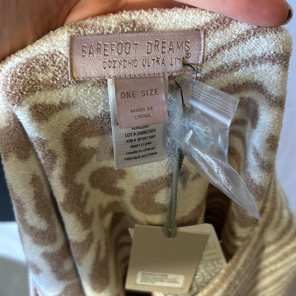 Barefoot Dreams CozyChic Ultra Lite Animal Print Poncho One Size NWT - Picture 5 of 8